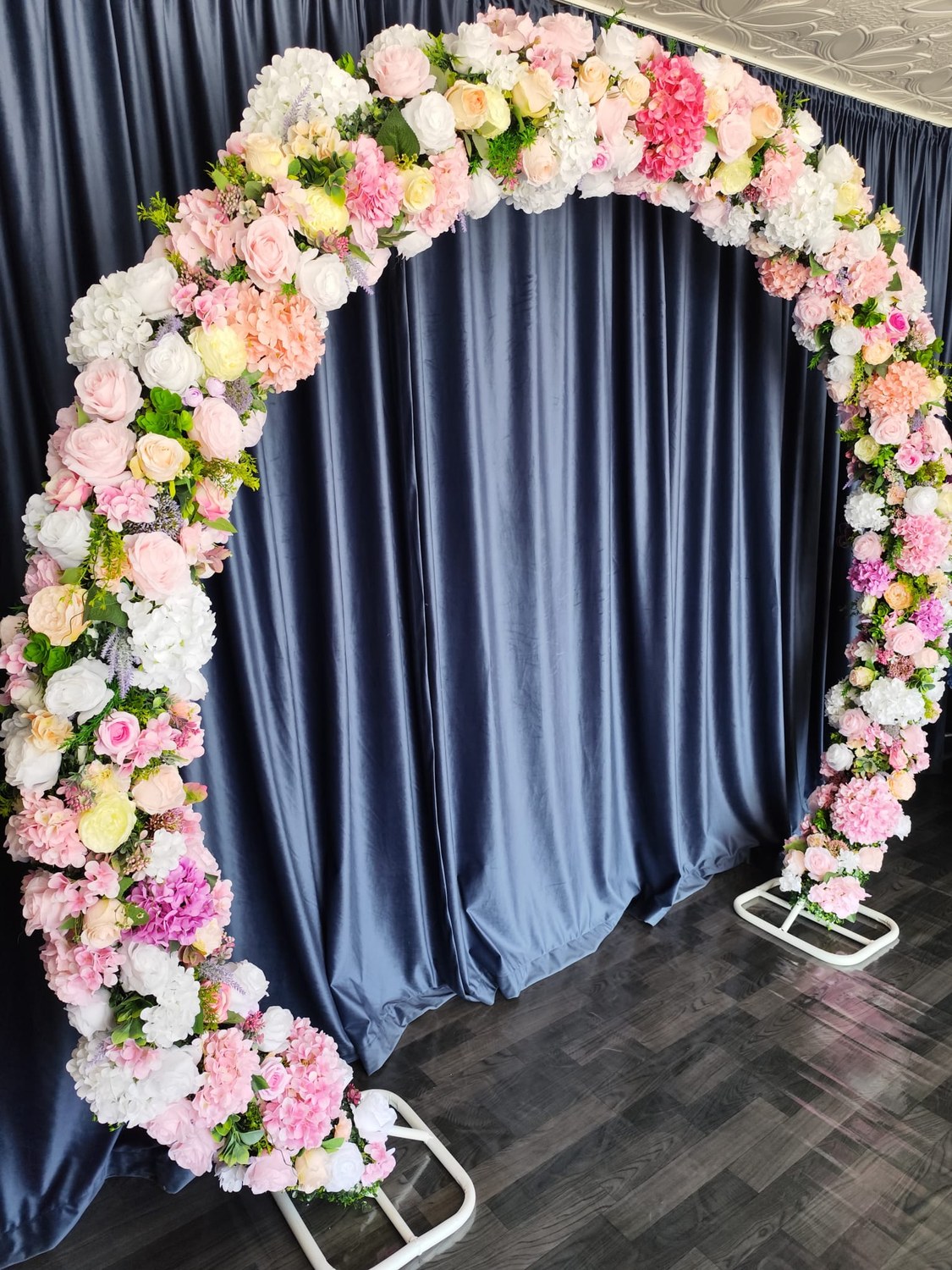 Arcadă florală rotundă cu trandafiri roz și albi