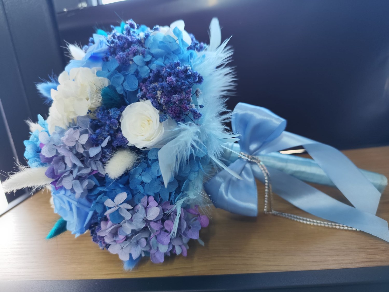 Buchet cu hortensii bleu și trandafiri albi