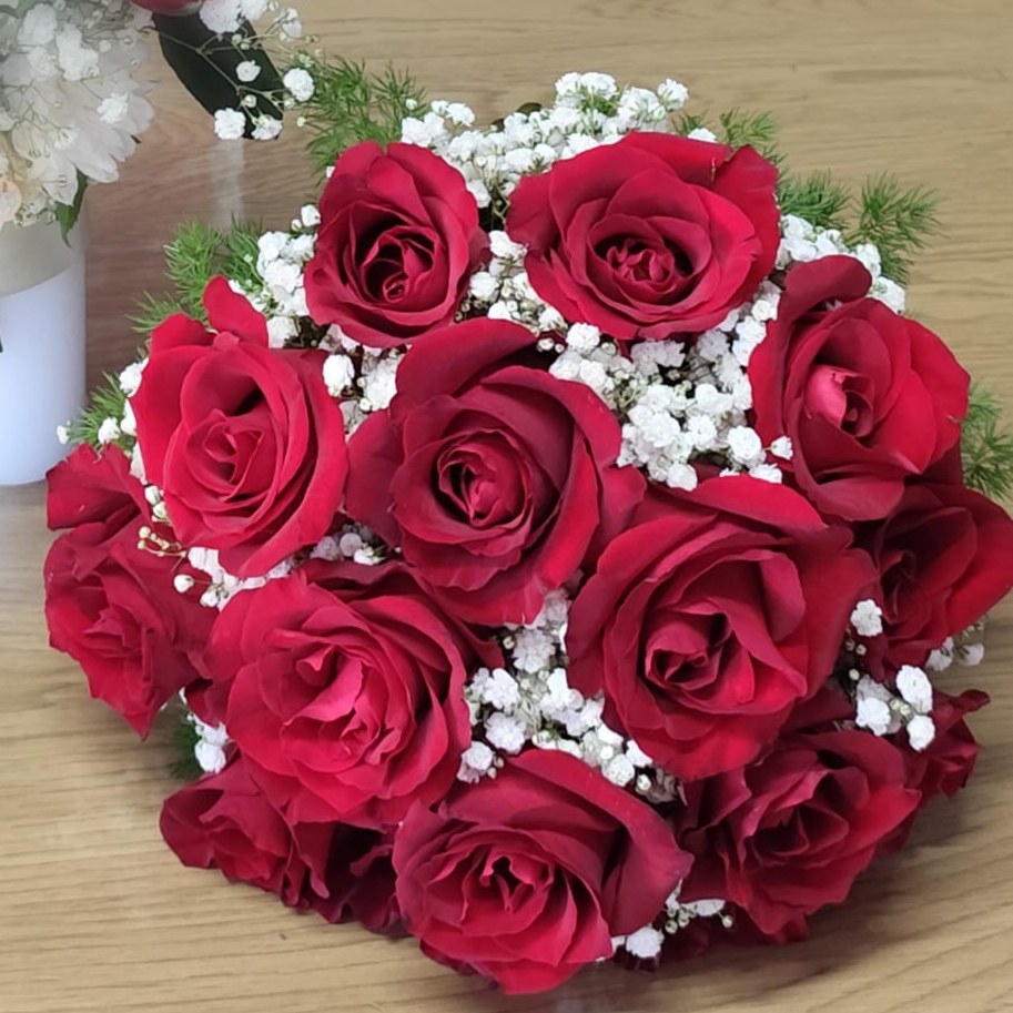 Buchet de mireasă cu trandafiri roșii și floarea-miresei