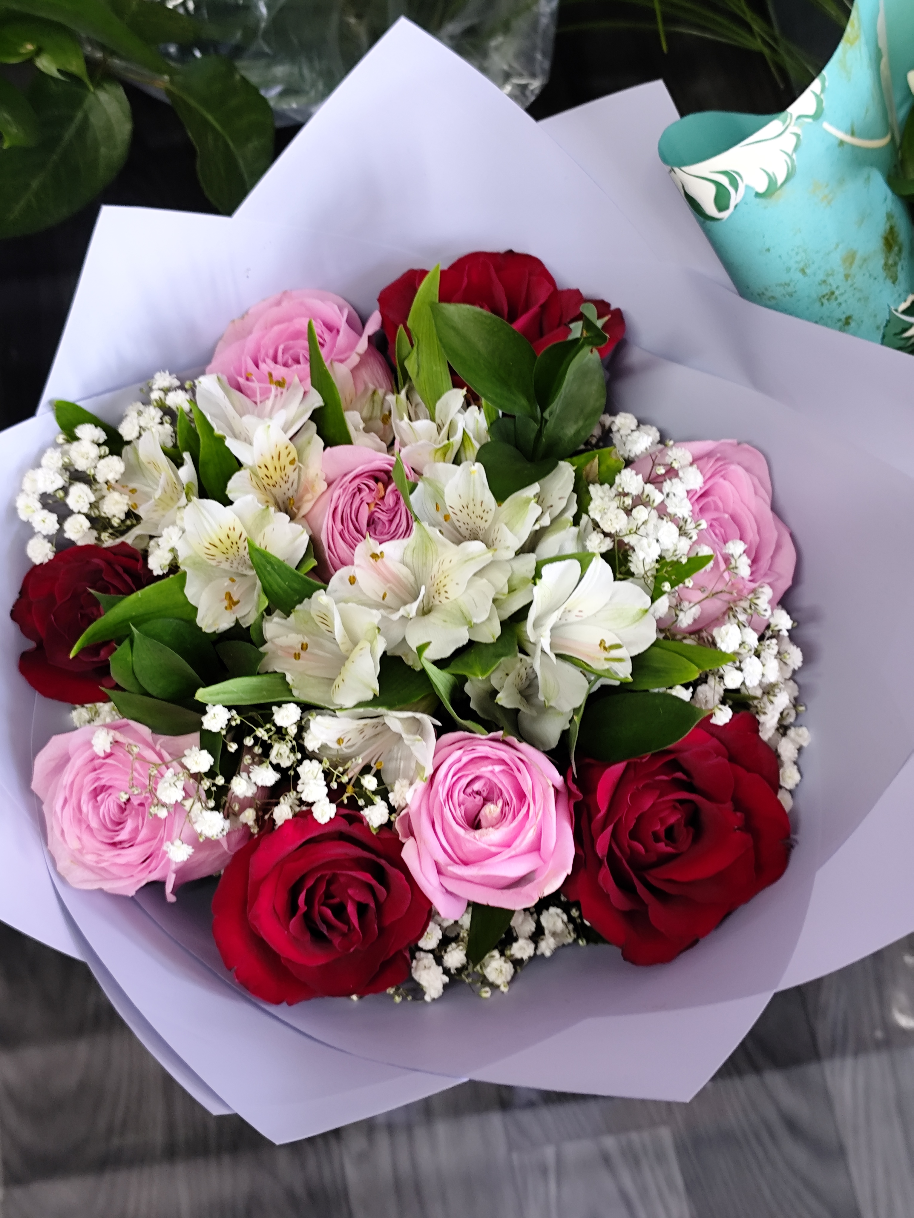 Buchet cu trandafiri roz și roșii și alstroemeria