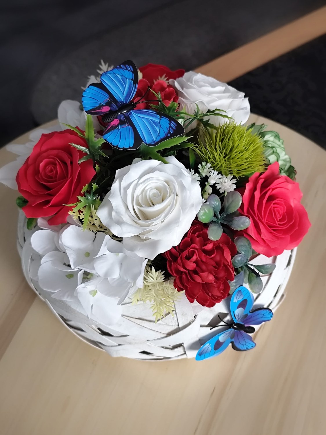 Coș alb cu trandafiri roșii și albi și fluturi decorativi